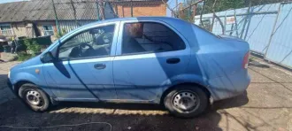 Chevrolet Aveo 2004 года, голубой. VIN: KLASF69A14B180020, ПТС: 77584067, госномер: С851МР09. Произведен в Корее. Двигатель бензиновый, модель F19S3, мощность 82,96 л.с. Кузов: KLASF69A14B180020. Разрешенная максимальная масса 1500 кг, масса без нагрузки 1080 кг.