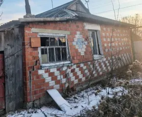 Доля дома 62.3 м² и участок 1592 м² в Курганской области. 8/10 доли дома и 8/10 доли земельного участка в Курганской обл. 8/10 долей в праве собственности (совместная собственность супругов) на жилой дом площадью 62.3 кв.м. с кадастровым номером 45:11:000000:3947 и 8/10 долей в праве собственности…