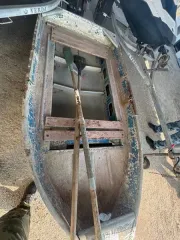 Металлическая лодка и два гребных весла, б/у; деревянная лодка ЗА-1854-К с 2 веслами, б/у. Имущество продается в том виде, в каком оно есть, в случае продажи возврату/обмену не подлежит. За скрытые дефекты имущества Продавец ответственности не несет.