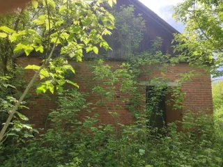 Земельный участок 812 м² со столовой 104.3 м² по адресу: Чувашская Республика, муниципальный округ Ибресинский, деревня Андреевка, улица Молодежная, дом 4. Кадастровый номер участка: 21:10:140104:151. На участке расположено здание столовой, нежилое кирпичное, кадастровый номер: 21:10:000000:1602…