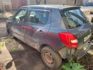 Skoda Fabia 2010 года, цвет темно-серый, VIN XW8EH45JXBK503716, госномер М484ТР29. Пробег 182 000 км. Имеются повреждения кузова.