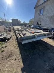 Полуприцеп с бортовой платформой VAN, 1993 г.в., г/н АВ402203, номер шасси (рамы): 72819, цвет серый. На правой стороне отсутствует борт.