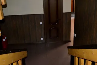 Административное здание, кад.№ 51:01:0101002:104, S=372,2 кв.м.; Склад - часть здания, кад.№ 51:01:0101002:123, S=427,7 кв.м.; здание гаража, кад.№ 51:01:0101002:89, S=1798,7 кв.м.; Земельный участок, кад.№ 51:01:0101002:6, S=4725 +/- 24,06 кв.м.; Беседка-гриль; Сторожка из бруса; Видеорегистратор…