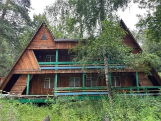 Дом отдыха "Сосновый бор" и база отдыха "Колибри", 1324.0 кв.м, Республика Башкортостан. Объекты недвижимости, расположенные по адресу: Республика Башкортостан, Бирский р-н, д/о "Сосновый бор", в пределах земельного участка с кадастровым номером 02:13:120904:10: 1. Здание дачного дома №13 (нежилое…