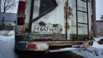 ГАЗ 2705, 2002. Автомобиль ГАЗ, модель: 2705, год изготовления: 2002 г.в., VIN: ХТН27050020242987, г.р.з. Т647УЕ47, вид собственности – совместная с супругом Арефьевым А.А. Автомобиль в неудовлетворительном состоянии, не находу, имеет сквозную коррозию металла по всему кузову, некомплектен…