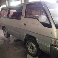 Nissan Caravan, 1982 года, 85 лс, 150000 км, номер кузова ARME24015541, гос. номер У589АМ27. Техническое состояние транспортного средства: не на ходу, не исправна автоматическая коробка передач, двигатель требуется ремонт; по кузову многочисленные следы сквозной коррозии.