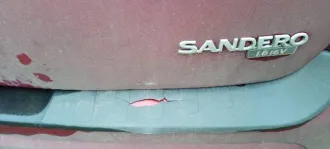 Renault Sandero 2011 года, 102 л.с. Пробег 179 000 км. Аккумулятор в неисправном состоянии. После замены масляного насоса появился стук в двигателе. Общее состояние на ходу требует уточнения при осмотре.