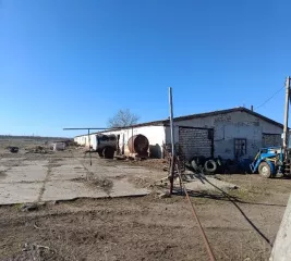 Здание кад. № 26:09:020901:8, пл. 1488.60 кв. м. по адресу СК, Туркменский район, с. Камбулат, МТФ №2.