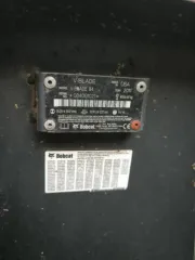 Мини-погрузчик Bobcat S850 заводской номер ACSL11164 Навесное оборудование щетка с бункером Sweeper Bucket 84 серийный номер А00А01354 снегоуборочный отвал V-Blade 84 серийный номер 084001021 угловая метла Angle Broom 84 серийный номер 231416282