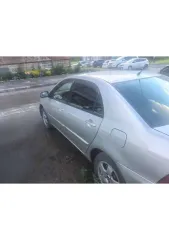 Toyota Corolla 2005 года выпуска. Цвет серебристый. VIN: NMTBZ20E80R123417. Категория B. Двигатель 3ZZE350223. Автомобиль не на ходу. Требуется ремонт двигателя, на порогах ржавчина, в салоне нет магнитолы, в дверях отсутствуют колонки. Возможно наличие иных недостатков.