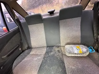 Daewoo Nexia 2002 года, годные остатки. VIN: ULV3L31UD2A133746. Передняя часть кузова имеет многочисленные повреждения: деформация переднего лонжерона; отсутствует передний бампер; вмятины на крышке капота, переднем правом крыле, переднем левом крыле; разбита передняя правая фара; оторвано зеркало…