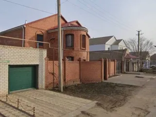 Дом 238,5 кв.м, гараж 66,8 кв.м и земельный участок 698 кв.м в Элисте. Земельный участок кадастровый номер 08:14:030209:135, площадью 698 кв.м, земли населенных пунктов, для индивидуального жилищного строительства, адрес Республика Калмыкия, г. Элиста, ул. Сяяхн Тенгр, д. 24. Вид права…