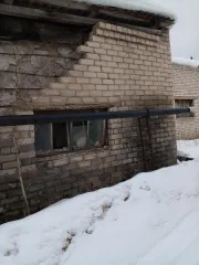 Земельный участок 153 м² и одноэтажное кирпичное здание гаража 130 м², кадастровые номера 35:17:0102009:14 и 35:17:0102009:196, по адресу: Вологодская область, р-н Кичменгско-Городецкий, с. Кичменгский Городок, ул. Заречная, д. 41.