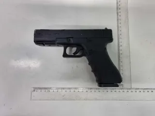 Пневматический газобаллонный пистолет Stelker ST-41061B/STB серия и номер "Cal.4,5 BB" с руководством по эксплуатации. Банка с 621 стальной сферической пулькой 4,5 мм. Газовый баллон "Quarta Air Strike". Пневматический пистолет Umarex Clook-22 с газовым баллоном. Три баночки с пулями.