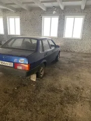 ВАЗ-21099 2003 года выпуска. Идентификационный номер ХТА21099033548907, двигатель № 2111-3681319, кузов №3548907. Цвет серебристый ярко-синий. Комплектация: ДВС 1,5, левый руль, седан, бензин, МКПП, передний привод. Объем двигателя 1499 см³, мощность 77 л.с. Государственный регистрационный знак…