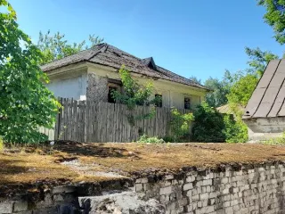 Здания, г. Рыбинск, ул. Свердлова, 24, общая площадь 1728 кв.м, Ярославская область. В составе: - здание главного дома в разрушенном состоянии, назначение: нежилое, площадь: 706 кв.м, количество этажей: 3; - здание конторы в разрушенном состоянии, назначение: нежилое, площадь: 194,4 кв.м, кол-во…