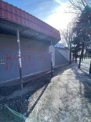 ½ доли нежилого здания площадью 180,8 кв.м, кадастровый номер: 61:59:0020610:843. Адрес: Ростовская область, г. Шахты, пр-кт. Победа Революции, ост. «Обувная фабрика» (в город).