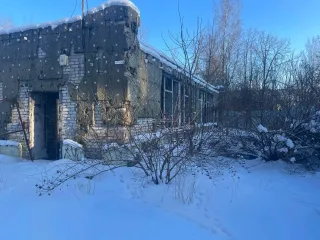 Здание магазина 282,9 кв.м, земельный участок 1 006 кв.м, Ленинградская область. Здание нежилое (здание магазина), площадь 282,9 кв. м, кадастровый номер 47:20:0905001:99. Земельный участок, категория земель: земли населённых пунктов, виды разрешенного использования: торговля, площадь: 1 006 +/- 11…