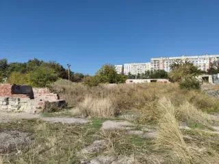 Комплекс из 11 и одноэтажных нежилых зданий в неудовлетворительном состоянии и 1 го сооружения общей площадью 2 521,10 кв.м.  кад.№ 90:19:010113:26693, 379,8 кв.м., склад  кад.№ 90:19:010113:367, 207 кв.м., мастерские гараж  кад.№ 90:19:010113:368, 135,2 кв.м., механические мастерские  кад.№…