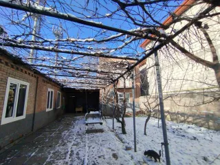 Жилой дом площадью 80,9 кв. м с кадастровым номером 20:17:0222005:536 и земельный участок площадью 652 кв. м с кадастровым номером 20:17:0223003:242 в г. Грозном, расположенный по адресу: Чеченская Республика, г. Грозный, р-н Ленинский, ул. Полярников/Краснознаменная, д 7/72.