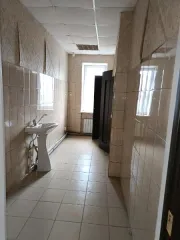 Нежилое здание АХК 815,2 кв.м с земельным участком 4 258 кв.м, Первоуральск, Свердловская область. Муниципальное имущество в виде нежилого здания административно-хозяйственного корпуса, расположенного по адресу: Свердловская область, город Первоуральск, улица Ватутина, дом 15, кадастровый номер…