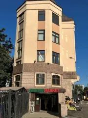 Доля нежилых помещений 509 кв.м и 721,3 кв.м, право аренды ЗУ 779 кв.м, Москва, 3437/10000 доли в праве собственности на нежилое помещение - 509 кв. м (этажи 1-4, мансарда, технический этаж, подвал), нежилое помещение - 721,3 кв. м, (этажи 1, 2, подвал), с учетом неотделимых улучшений (32 поз.)…