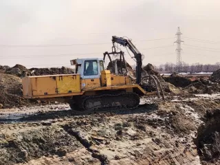 Экскаватор гусеничный Hyundai R300LC-9SH, заводской номер HHKHZ808LE0000183, 2014 год выпуска, госномер 58 УЕ 9248 (63 СВ 9366). Экскаватор гусеничный Hyundai R300LC-9S, заводской номер HHKHZ810LE0001178, 2014 год выпуска, госномер 58 УЕ 9241 (63 СВ 9362). Трактор ДТ-75 ДЕРС2 с буровой установкой…