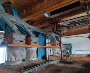 Оборудование в составе: косилка КИР 1,5, водораздатчик ВУК 3, прицеп тр. 2ПТС-4, культиватор КРН-5,6, плуг ПЛН 3х35, жатка валковая ЖВП 4,9, прицеп тр. 2ПТС-4,5, сеялка СЗП-3,6А, сеялка СУПН-8, валкообразователь, прицеп ПСЕ 12,5, плуг ПЛН 4х35, плуг ПЛН 5х35, культиватор КПС-4, кран-балка…