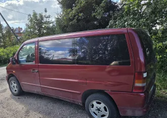 Автомобиль Mercedes-Benz модель Vito 108D, 1998 года выпуска VIN-номер VSA63806413172571, цвет: красный. Автомобиль находится в залоге у ПАО "Совкомбанк". Состояние: Аккумулятор разряжен. Заднее левое колесо спущено (прокол). С учетом устранения этих недостатков автомобиль на ходу.