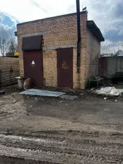 Навес на пандусе из металлоконструкций, сборно-разборный, литера Г1, площадь 196,5 кв.м.; 
Трансформаторная подстанция кирпичная капитальная и распределительный узел 0,4 кВ, №3017 ТР-Р РУ-04KV, литера Д, площадь 23,3 кв.м.; 
Гараж кирпичный капитальный, литера Е, площадь 61,5 кв.м…