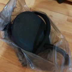 Надувная лодка Skiff серого цвета, маломерное плавательное средство, с двумя веслами и насосом в комплекте. Бывшая в употреблении, со следами эксплуатации: царапины, потертости, загрязнения. Сопроводительные документы отсутствуют. Реализуется как годные остатки.