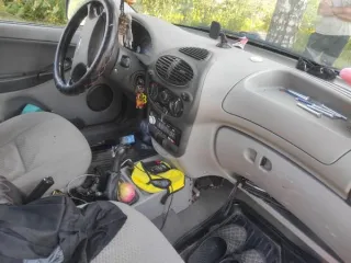 Автомобиль LADA Kalina 2012 года выпуска, государственный номер Р114МВ136, цвет серебристо-красный, VIN XTA111730D0249292. По кузову имеются следы коррозии и царапины. На задней правой и левой арках имеются следы сквозной коррозии. На заднем бампере имеются царапины, на переднем бампере — трещина…