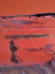 Полуприцеп цистерна Нефаз 96742-03, 2010 год, оранжевый цвет. VIN: X1F96742BA0001117. Государственный номер: АР584886. Имеет множественные сколы, местами коррозию, отсутствуют все колесные диски и резина.