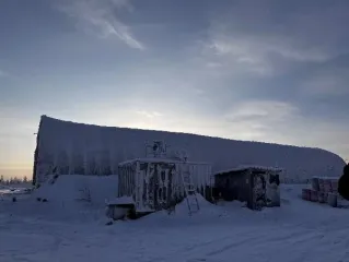 Нежилое здание, 374,9 м², производственные мастерские, п. Айхал, Республика Саха (Якутия). Нежилое здание с земельным участком, Республика (Саха) Якутия, Мирнинский район, п. Айхал, ул. Производственная, д.2, кадастровый номер здания 14:16:010101:4306, кадастровый номер ЗУ 14:16:020302:438. Нежилое…