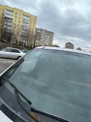 Hyundai Starex 2002 года выпуска, темно-серого цвета, госномер А775ТС51. VIN: KMHWP81HP2U462398. Многочисленные трещины на заднем бампере. Глубокая коррозия металла, в том числе и сквозная, в области колесных арок. Вмятины, следы ржавчины присутствуют по всему кузову ТС. Трещины на лобовом стекле…