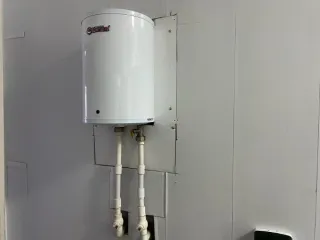 Административное здание 713.7 кв.м, хозблок, земельный участок 4385 кв.м, Ярославская область. Расположено по адресу: Ярославская область, г. Переславль-Залесский, ул. Советская, д. 22. В составе: Административное здание, в т.ч. подвал, КН 76:18:010211:50, нежилое, кол-во эт.-2, в т. ч. подземных…