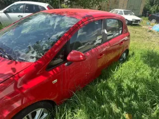 Opel Corsa 2010 года выпуска, красный хэтчбек. VIN W0L0SDL68B4135427, госномер Р151ХА 26. Объем двигателя 1398 см³, мощность 101 л.с. Отсутствуют ключи и документы. Трещины на переднем и заднем бамперах. Отсутствует стекло передней правой двери. Следы абразивного износа на всех стеклах и зеркалах…