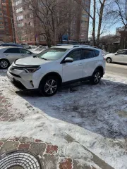 Toyota RAV4 2018 года, цвет Белый Перламутр. VIN: XW7RDREV20S037035, госномер Е352УК28. Модель двигателя 3ZR, бензиновый, номер C322783, мощность 146 л. с. / 107 кВт, объем 1987 куб. см. Кузов XW7RDREV20S037035, максимальная масса 1645 кг.