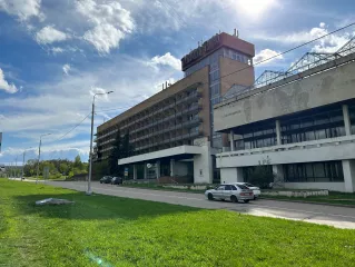 Недвижимое и движимое имущество - здание, назначение: нежилое (гостиница), кад номер: 50:60:0020103:58; здание, назначение: нежилое (проходная), кад номер: 50:60:0020103:55; помещение, назначение: нежилое (теплица), кад номер: 50:60:0020103:92; сооружение, назначение: нежилое (благоустройство с…