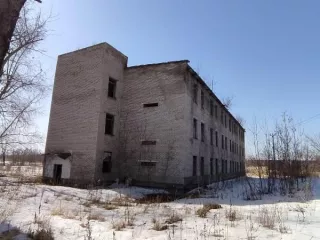 Нежилое здание - казарма, кадастровый номер: 25:32:020401:301, площадь 1591,7 кв.м., количество этажей :3. Здание с кадастровым номером 25:32:020401:301 площадь 1591.7 по адресу Приморский край, г. Спасск-Дальний, ул. Госпитальная, д. 20 
Год ввода в эксплуатацию: 25.05.1967 
Количество подземных…