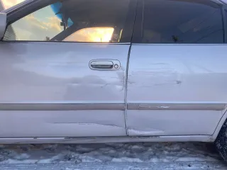 Toyota Corolla, 1997, VIN отсутствует. Характеристика: залог у "Ваш Инвестор". Хрустит наружный шрус с правой стороны. Сайлентблоки и подушки двигателя нужно менять. По корпусу автомобиля множественные следы коррозии и левая сторона в вмятинах.