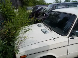 ВАЗ 21060 1997 года выпуска, VIN 210600V3816877, без государственных номеров. По кузову многочисленные вмятины, повреждения ЛКП, частично разукомплектован. Многочисленные следы ржавчины. Техническое состояние не проверялось. Документы отсутствуют. Наложены запреты на регистрационные действия…