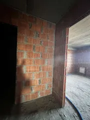Квартира, площадь 93,7 квадратных метра, адрес: Саратовская область, город Саратов, ул. им. Тулайкова Н.М., дом 1/1, квартира 57, кадастровый номер 64:48:040453:2290. Имущество является предметом залога АО "НВК Банк".