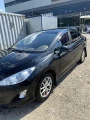 Peugeot 408, 2013. Легковой автомобиль марки Peugeot 408, 2013 г.в., VIN номер Z8T4D5FS9DM014218. На переднем лобовом стекле имеется трещина, на заднем бампере имеются сколы, трещины.