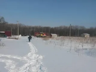 Земельный участок и нежилые помещения 233,2 кв.м Приморский край Земельный участок кадастровый номер 25:13:030209:1328 площадью 19822 кв.м категория земель: Земли населенных пунктов виды разрешенного использования: склады адрес местоположению: местоположение установлено относительно ориентира…