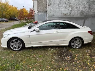 Автомобиль марки Мерседес Бенц Е250, 2011 г.в., VIN WDD2073471F119241, цвет белый.