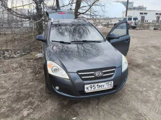 Kia Ceed, 2009 года, 122 лс, 262067 км, АКПП, vin XWEFF522390006537, СТС, ПТС и два ключа (один из них сломан), залог — нет, пробег 262к, по кузову очень много косяков, вмятин сколов и царапин, ржавое и дырявое и еще помятое левое крыло, ремонтировали левую сторону после дтп сделали плохо краска…