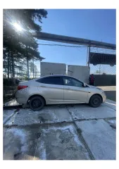 Hyundai Solaris 2011 Avtomobil' marki Hyundai Solaris 1.6 GI AT, kategoriya TS V, gosudarstvennyy registratsionnyy nomer R616OA142, VIN Z94CU41DBBR011823, god vypuska 2011, tsvet kuzova bezhevo-seryy Oznakomlenie s imushchestvom osushchestvlyaetsya po adresu: Kemerovskaya oblast'-Kuzbass, g…
