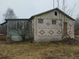 Здание площадью 179.4 кв.м и земельный участок площадью 1802 кв.м. Адрес: Ярославская область, Мышкинский район, село Флоровское, улица Цветочная, дом 4. Кадастровый номер здания: 76:07:101701:72, количество этажей: 1. Земельный участок: кадастровый номер 76:07:101702:3.