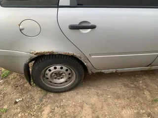 Легковой автомобиль LADA Kalina 2009 года, серебристый цвет. VIN: XTA111730A0047807, ПТС: 63МХ768384, госномер: К229СР71. Бензиновый двигатель 1.6 л (1596 см³) мощностью 80.9 л.с. (59.5 кВт). Максимальная масса 1585 кг, масса без нагрузки 1110 кг. Автомобиль не на ходу, требуется замена двигателя.
